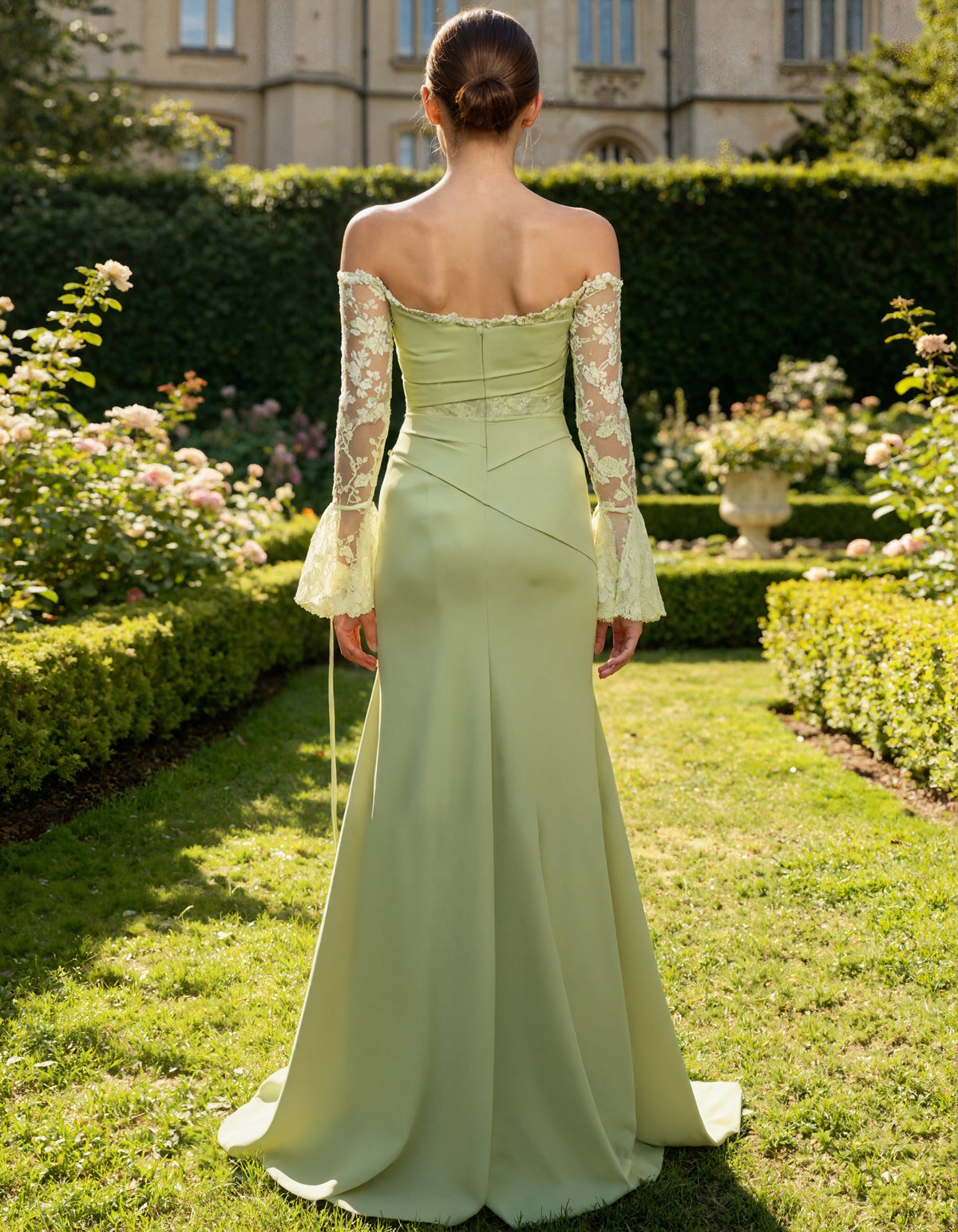 Vestido maxi verde salvia con hombros descubiertos y mangas acampanadas de encaje