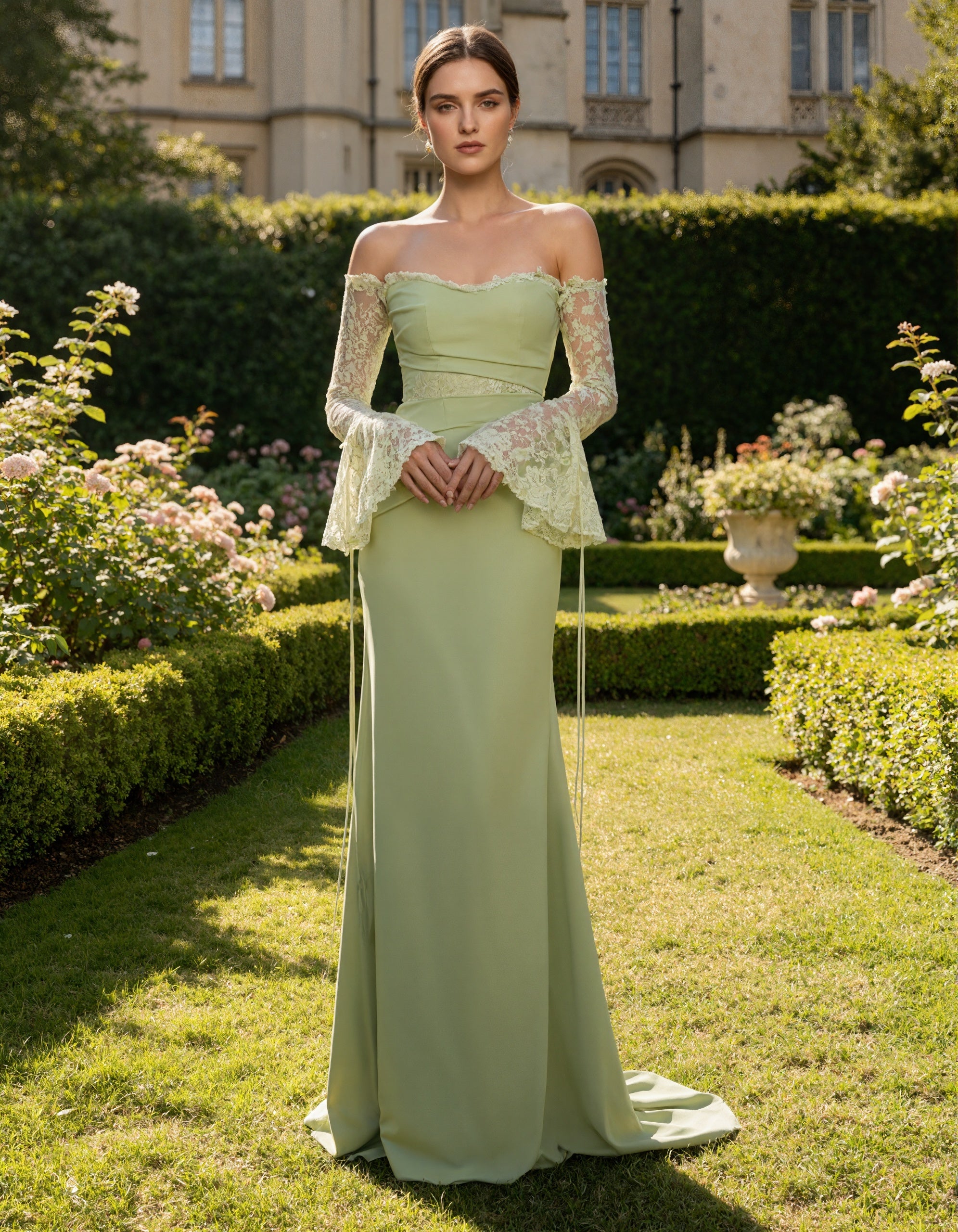 Vestido maxi verde salvia con hombros descubiertos y mangas acampanadas de encaje