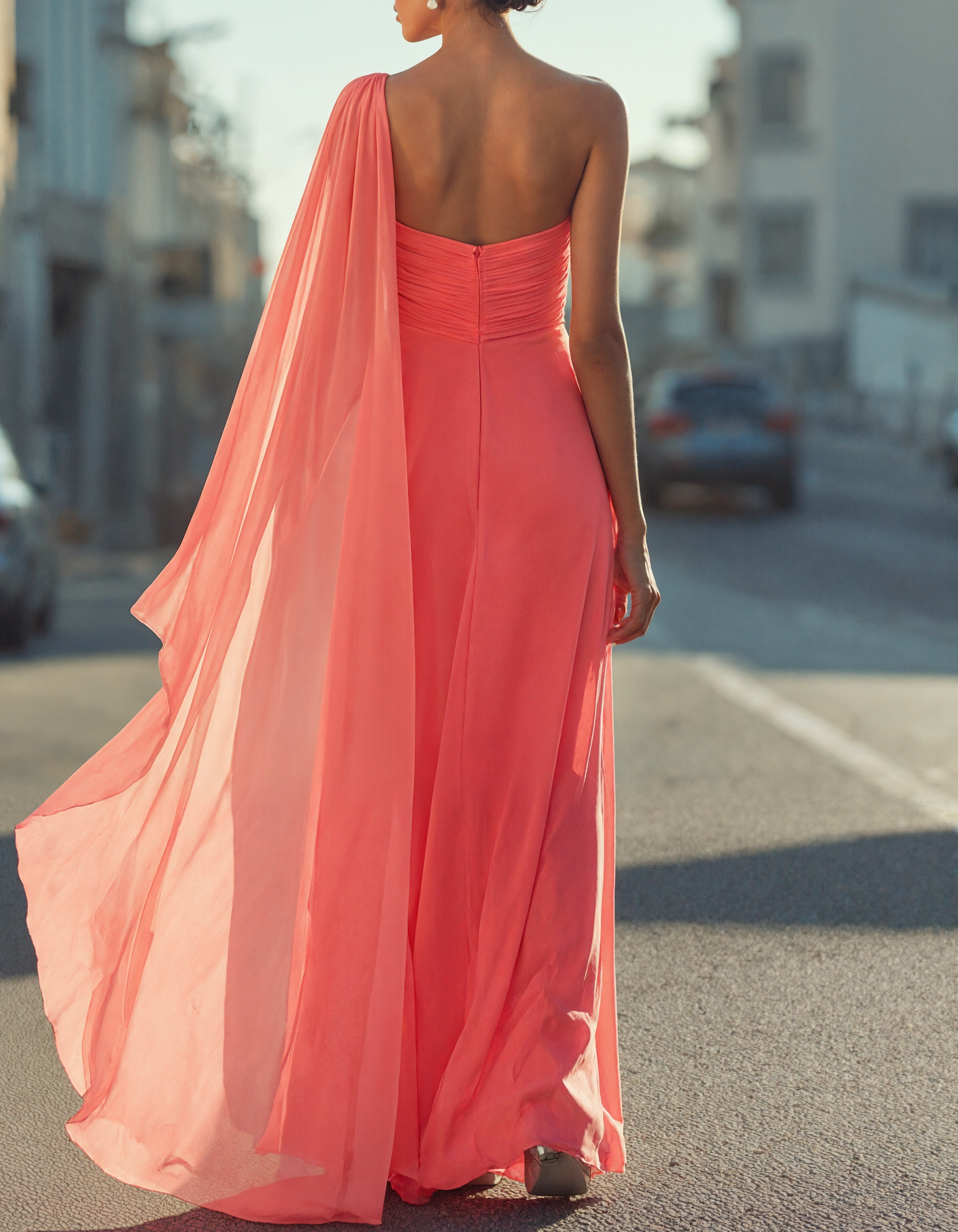Vestido maxi formal coral con un solo hombro y cola larga