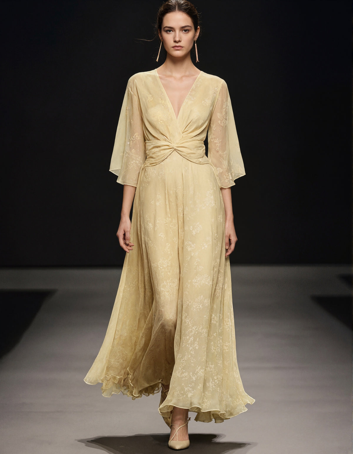Robe longue jaune pâle imprimée en mousseline à col en V profond et manches cloche