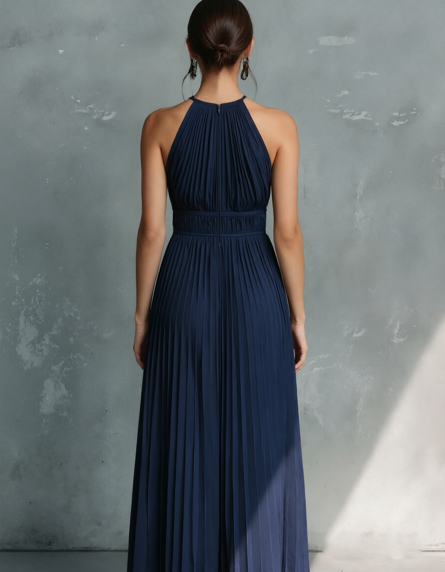 Marineblauwe halter maxi-jurk met geplooide chiffon en getailleerde taille