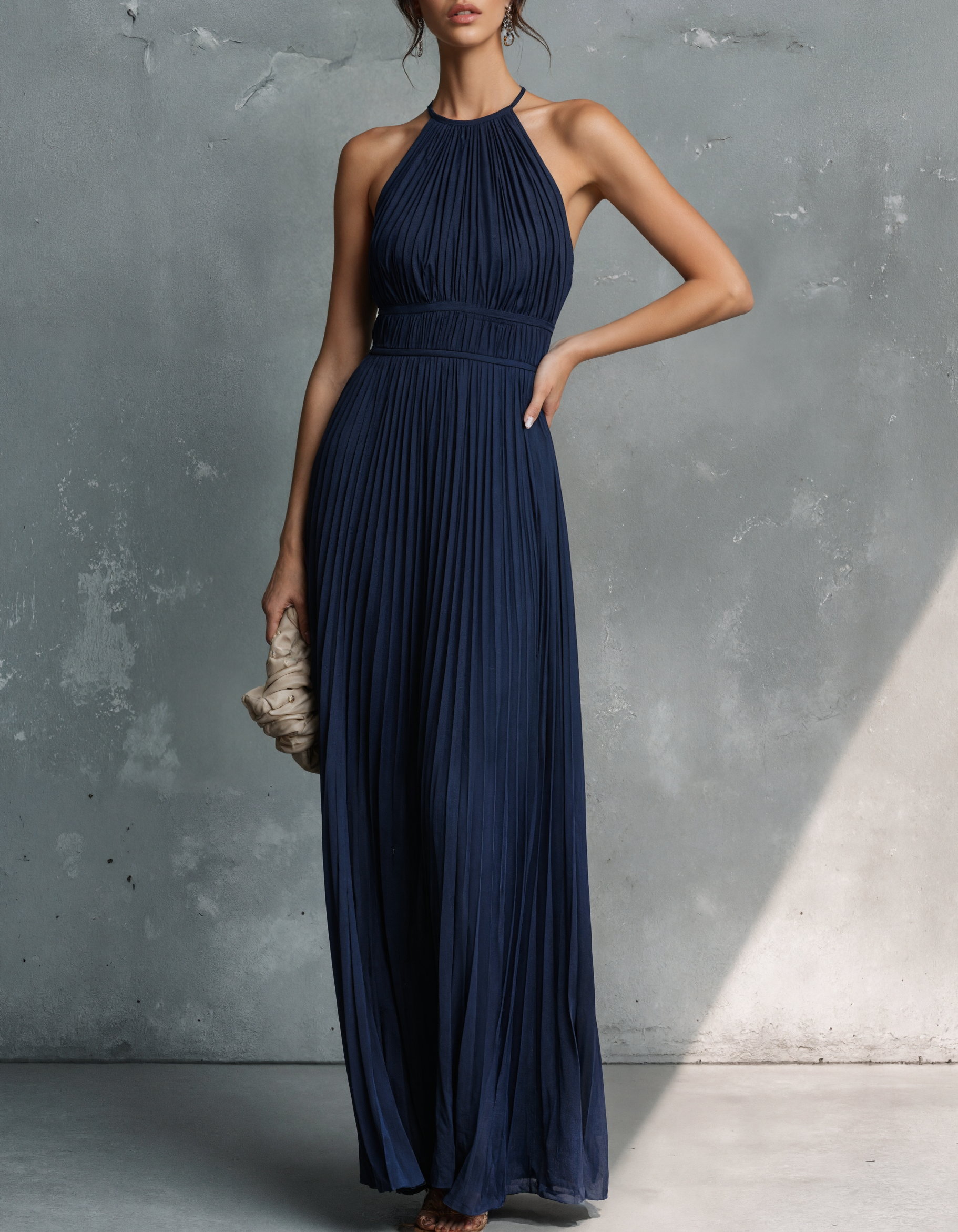 Marineblauwe halter maxi-jurk met geplooide chiffon en getailleerde taille