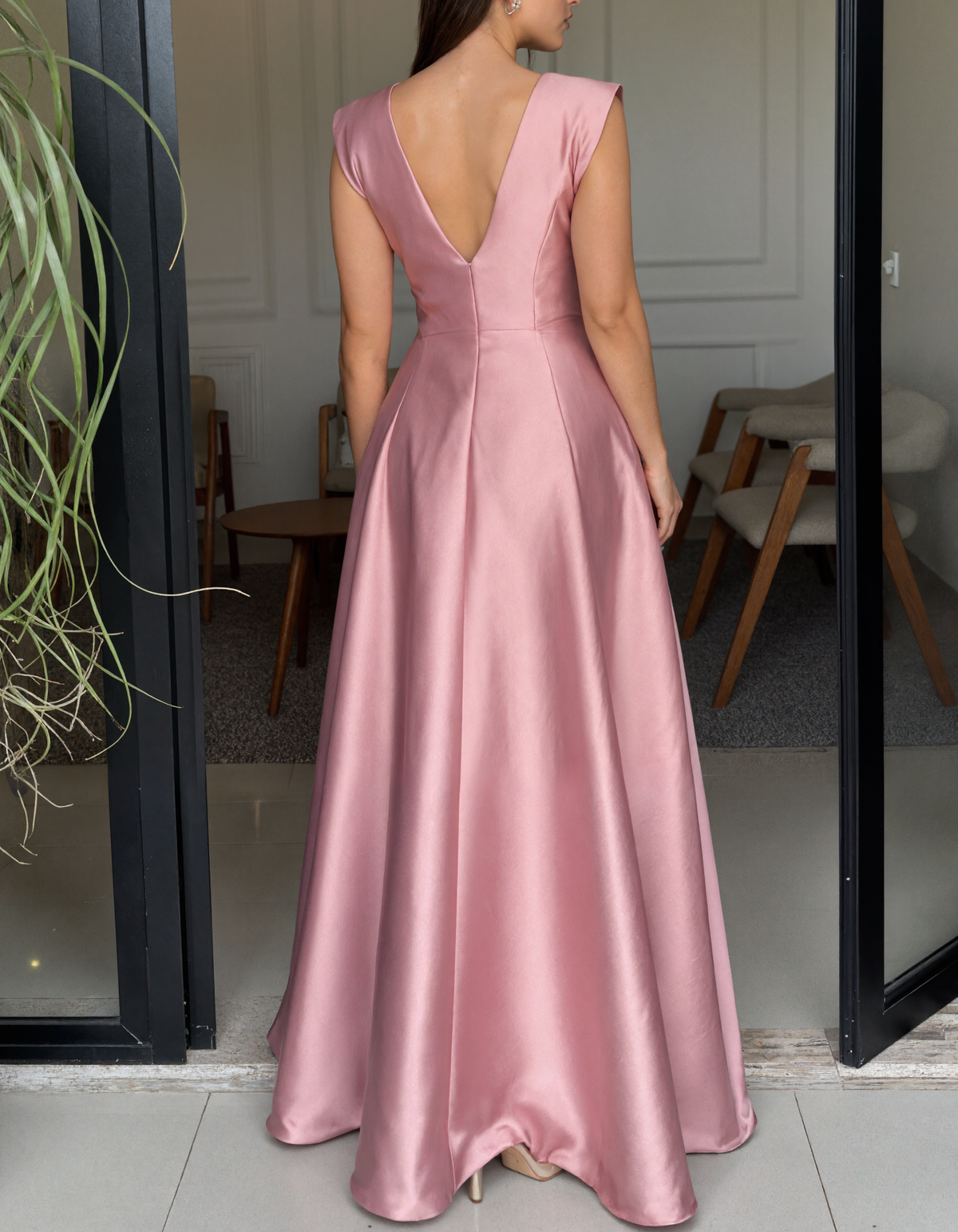 Vestido maxi rosa em cetim com decote profundo em V, flores e bordado de lantejoulas