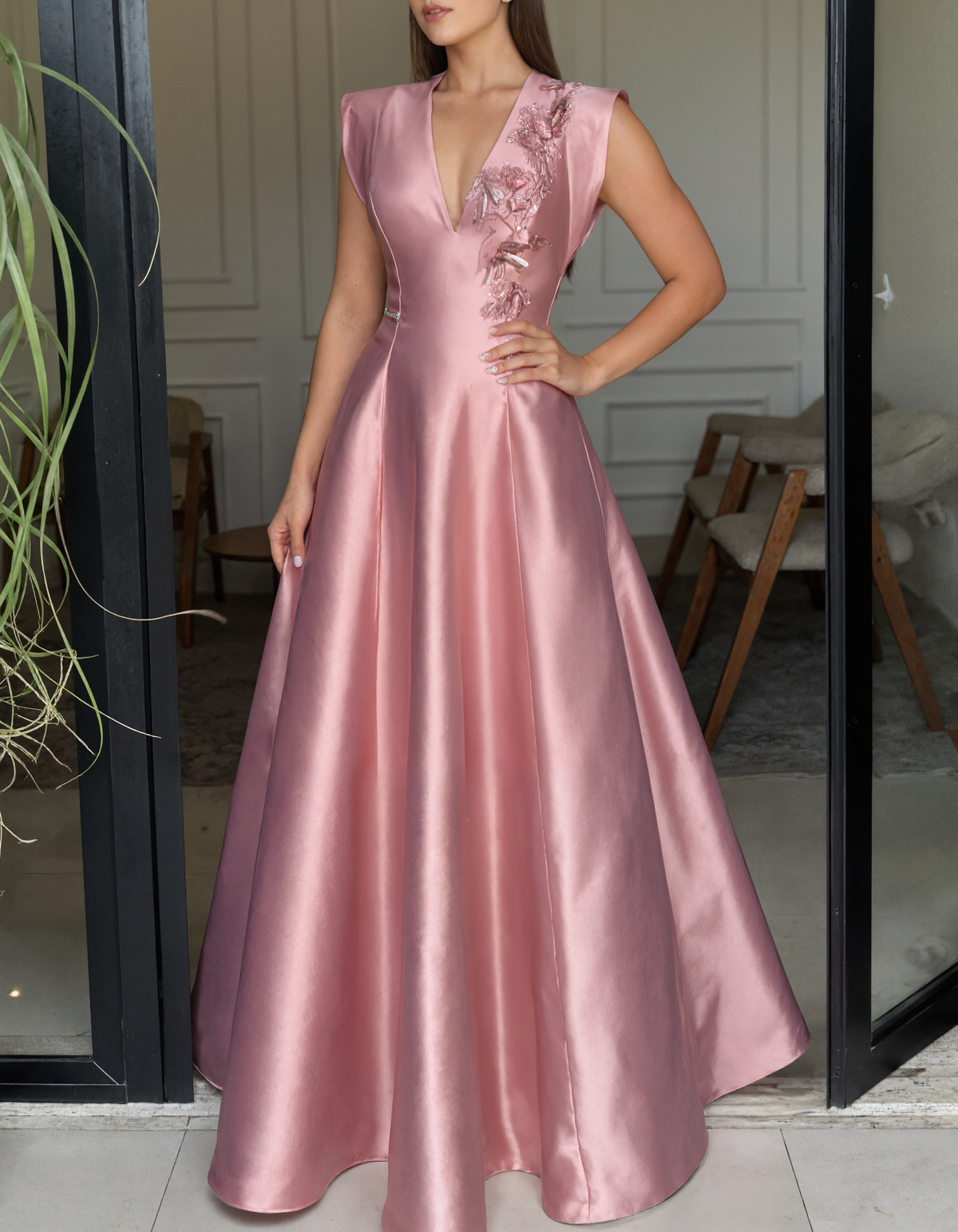 Vestido maxi rosa em cetim com decote profundo em V, flores e bordado de lantejoulas