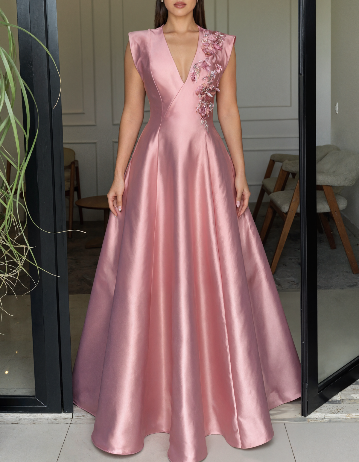 Vestido maxi rosa em cetim com decote profundo em V, flores e bordado de lantejoulas