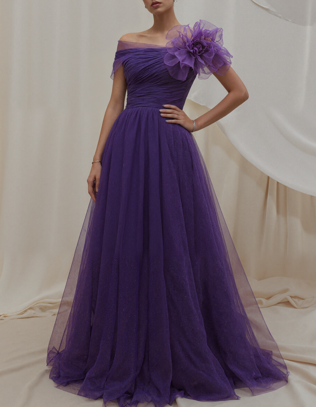 Dunkellila Tüll Maxikleid mit schulterfreiem 3D-Blumenmuster und hohem Schlitz