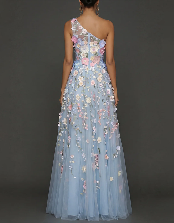 Himmelblaues Maxikleid mit 3D-Blumen aus Tüll, einseitigem Träger und hohem Schlitz
