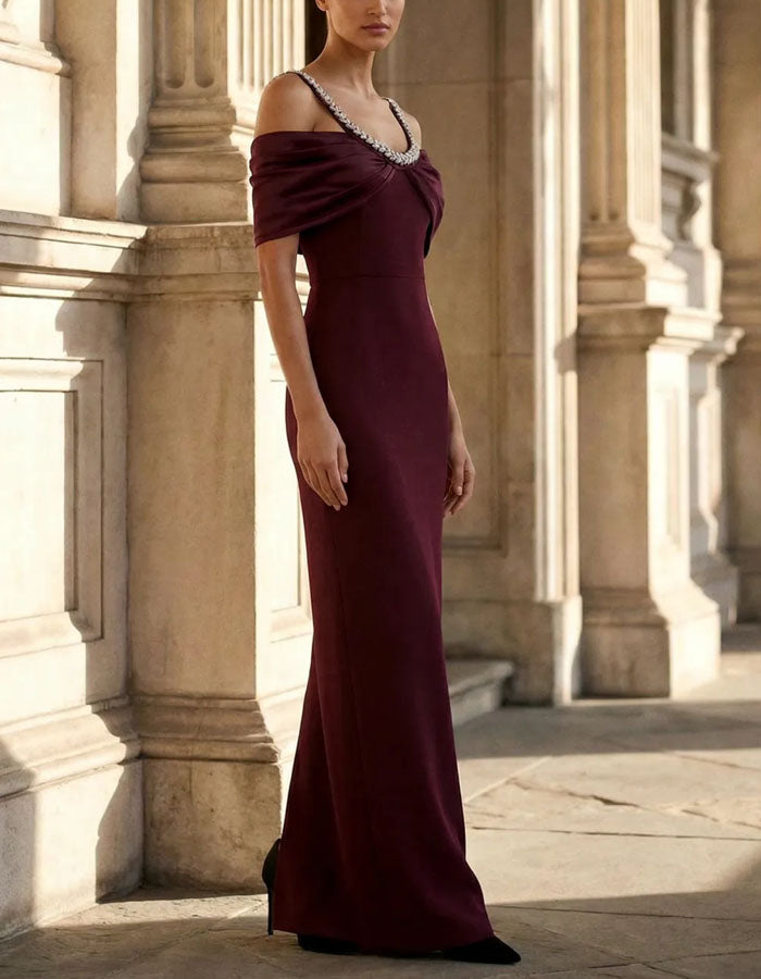 Rochie maxi burgundy cu paiete, umerii goi, cu detaliu răsucit și croială mulată