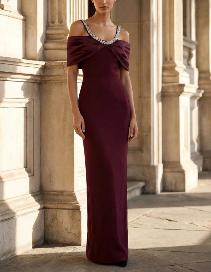 Bordeauxrotes, figurbetontes Maxikleid mit Pailletten, schulterfreiem Twist-Design  