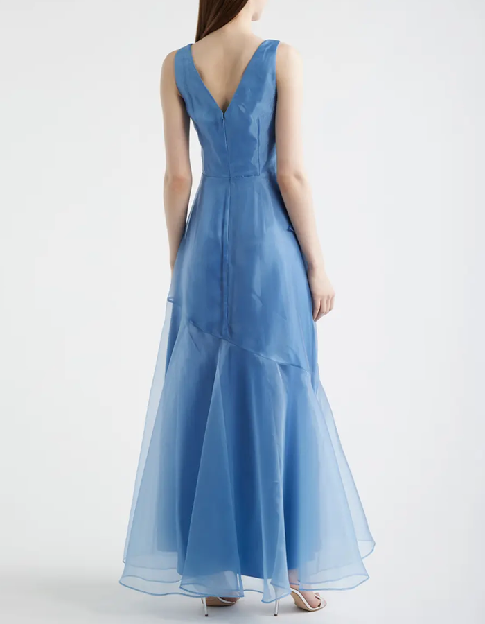 Lichtblauwe mouwloze maxi-jurk van organza met V-hals en wikkelstijl