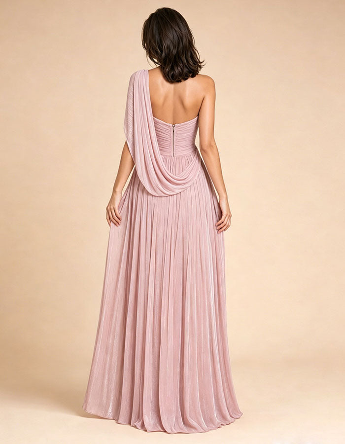 Abito lungo rosa in chiffon con spalla scoperta, drappeggiato e spacco alto