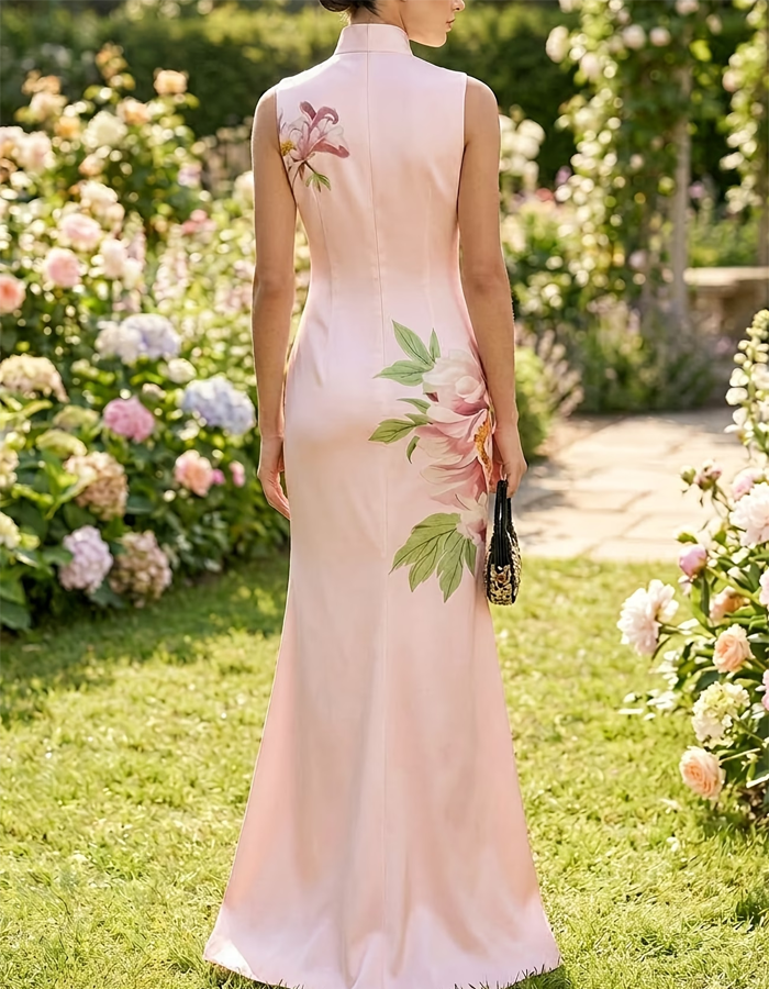 Robe longue en satin à imprimé pivoines, sans manches et col montant