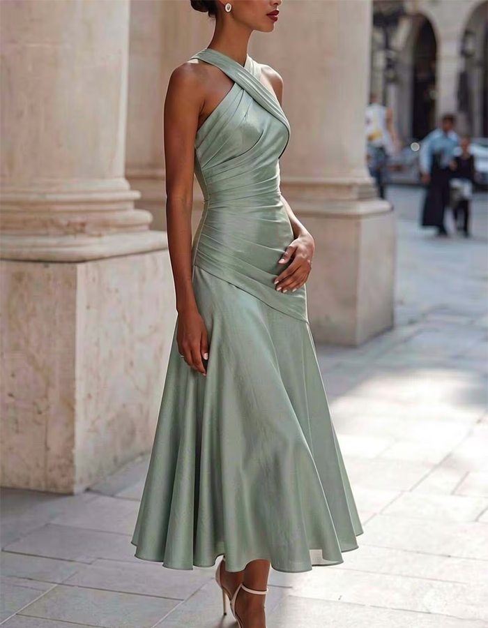 Saliegroene midi-jurk van geplooide chiffon met kruis- en halternek