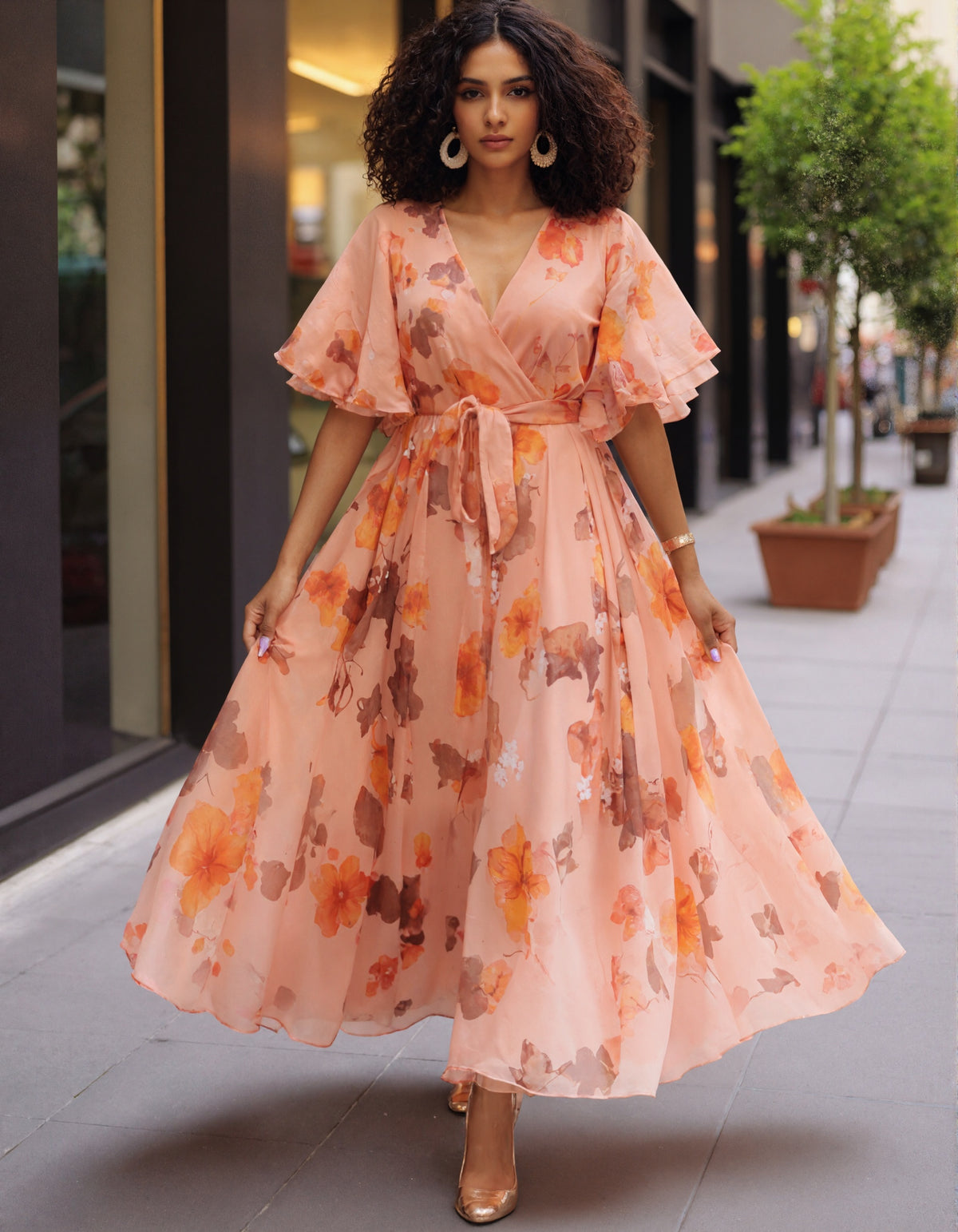 Rosa Maxikleid aus Chiffon mit Aquarell-Blumenmuster, V-Ausschnitt, Rüschenärmeln und Bindegürtel  