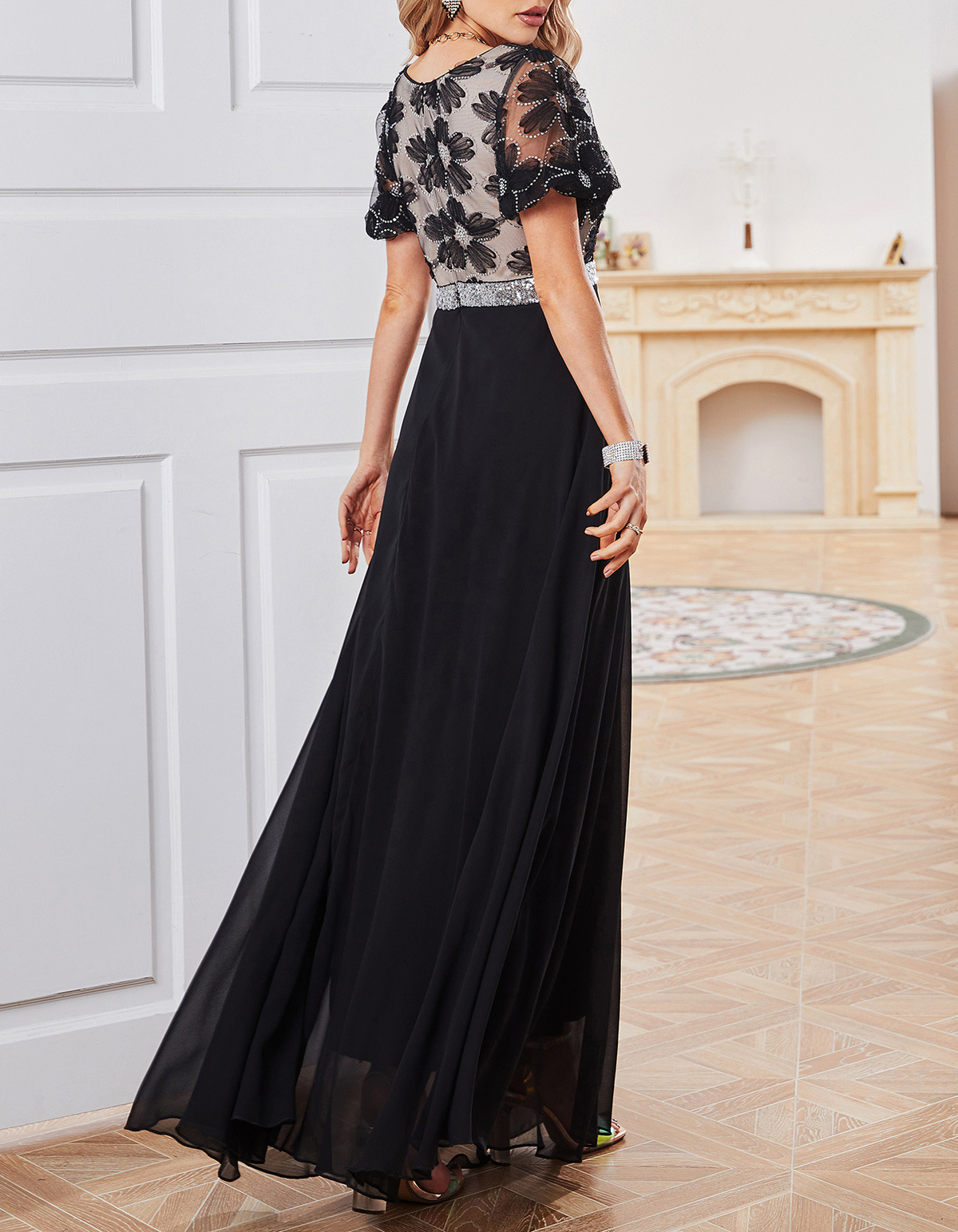 Schwarzes Maxikleid mit besticktem Spitzen- und Chiffon-Taillenband