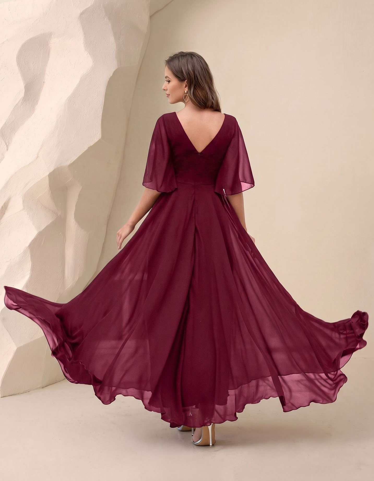 Vestido Maxi em Chiffon com Decote em V, Renda Floral Bordada e Corte em A