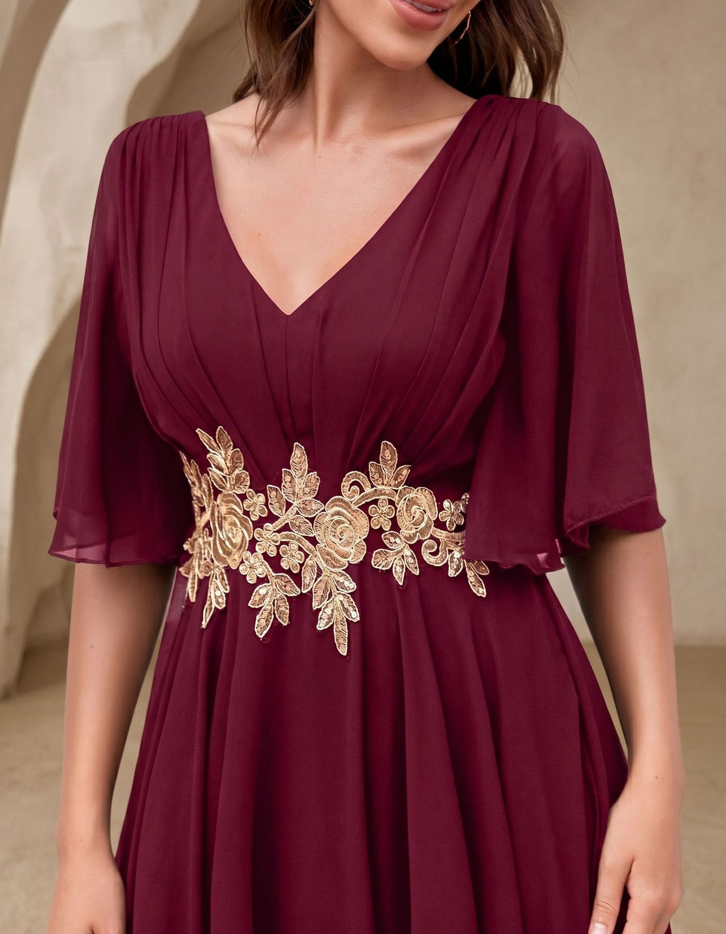 Vestido Maxi em Chiffon com Decote em V, Renda Floral Bordada e Corte em A