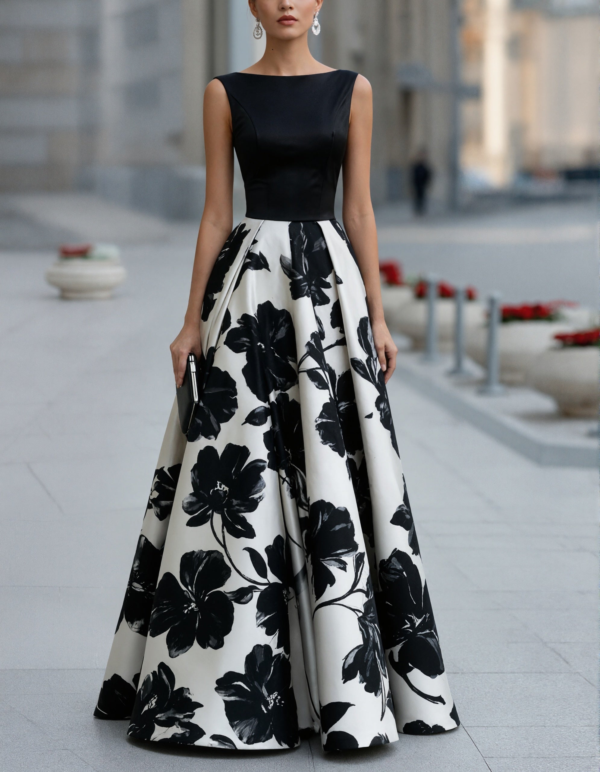 Robe longue noire en satin imprimé