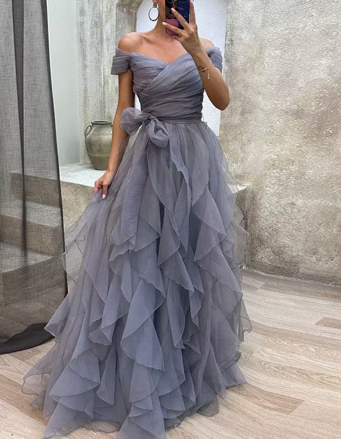 Rochie maxi gri-albăstruie cu umerii goi, design cu mai multe straturi de tul cu volane