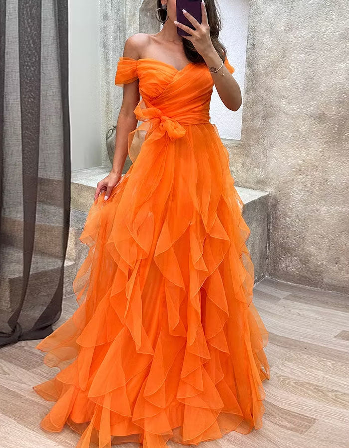 Vestido maxi gris azul con diseño de hombros descubiertos y múltiples capas de tul con volantes