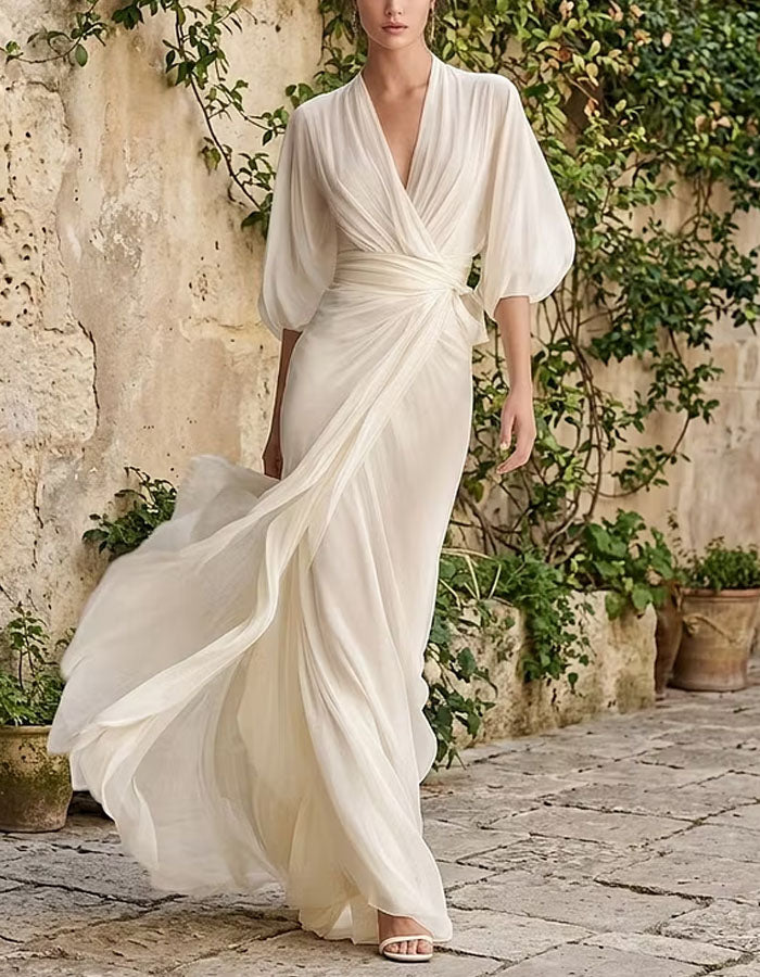 Abito lungo bianco in chiffon con scollo a V e maniche a sbuffo con spacco
