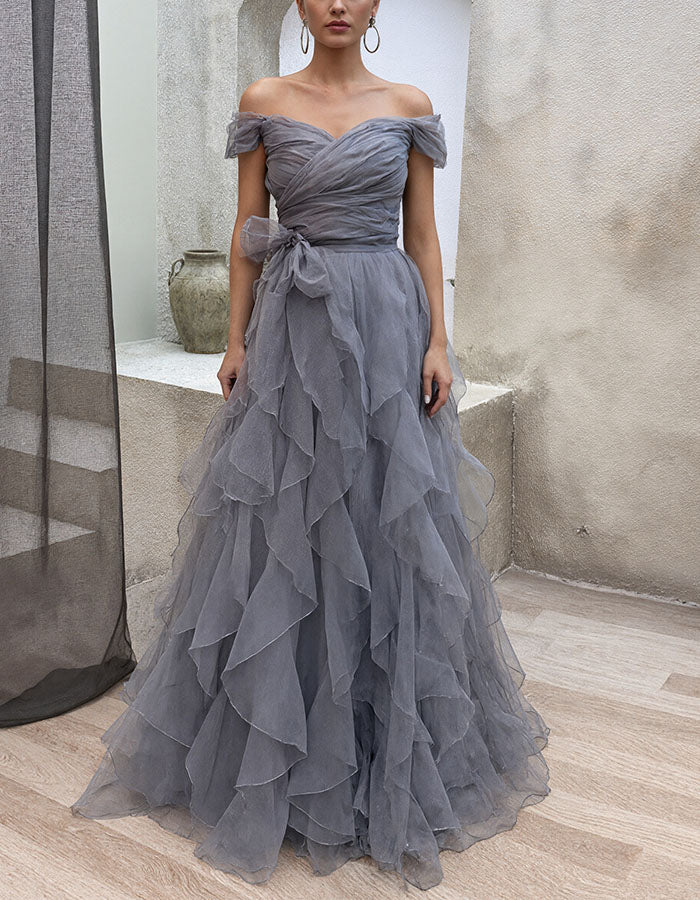 Vestido maxi gris azul con diseño de hombros descubiertos y múltiples capas de tul con volantes