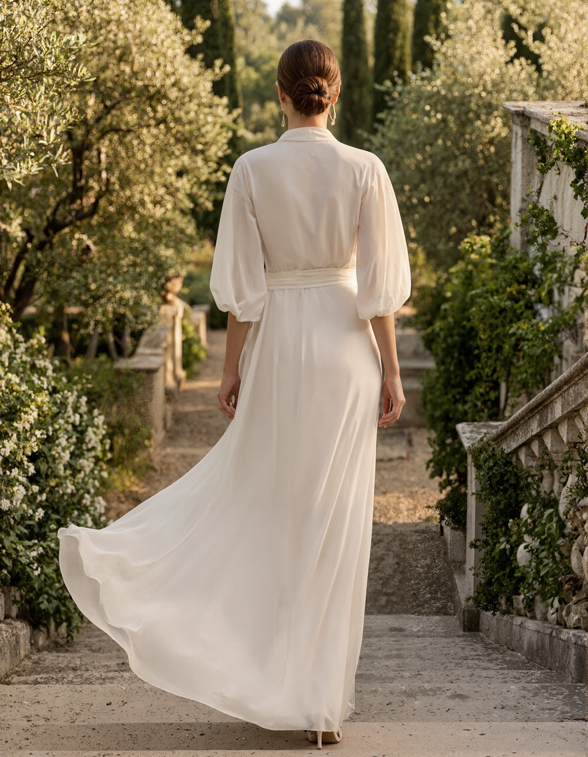 Abito lungo bianco in chiffon con scollo a V e maniche a sbuffo con spacco