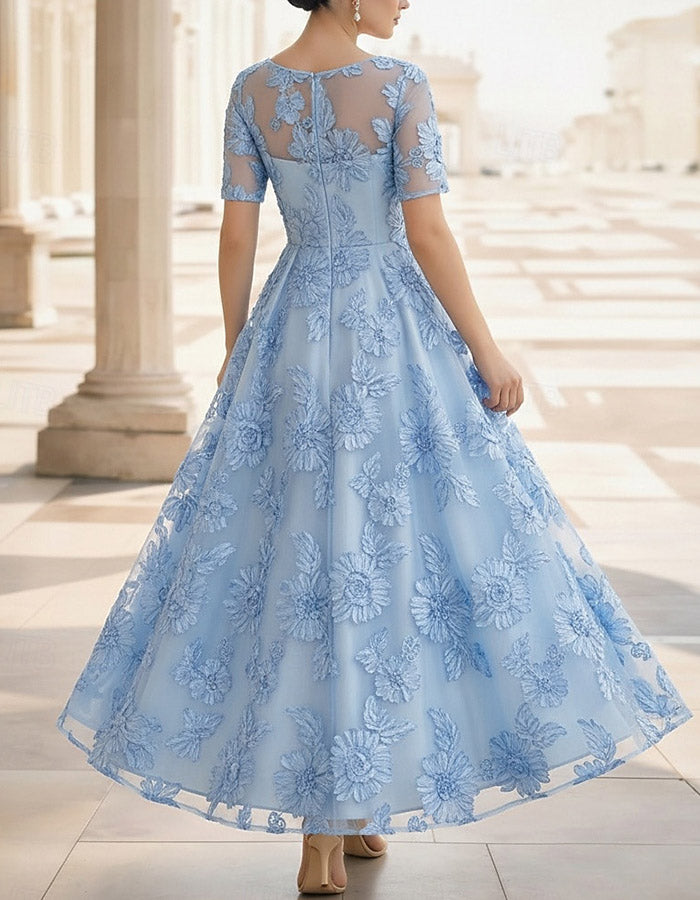 Vestido azul cielo con cuello redondo, encaje floral 3D, corte en línea A y largo hasta el tobillo