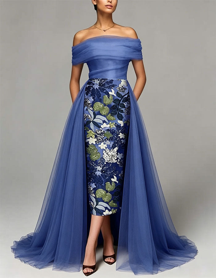 Vestido maxi azul con hombros descubiertos, tul plisado y bordado floral