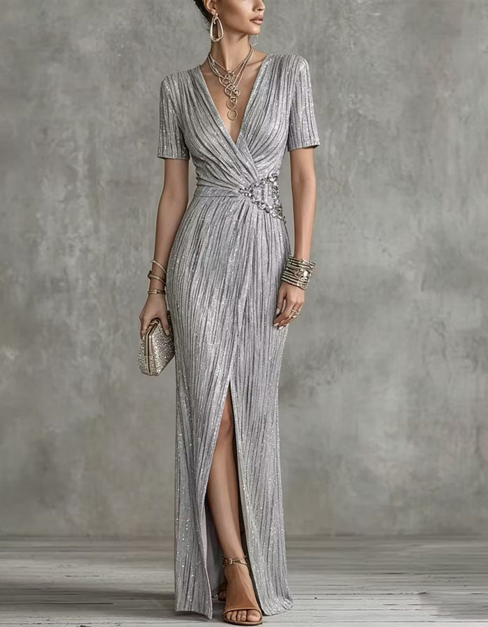 Maxikleid aus silbernem Stoff mit V-Ausschnitt, kurzen Ärmeln und Hemdoptik