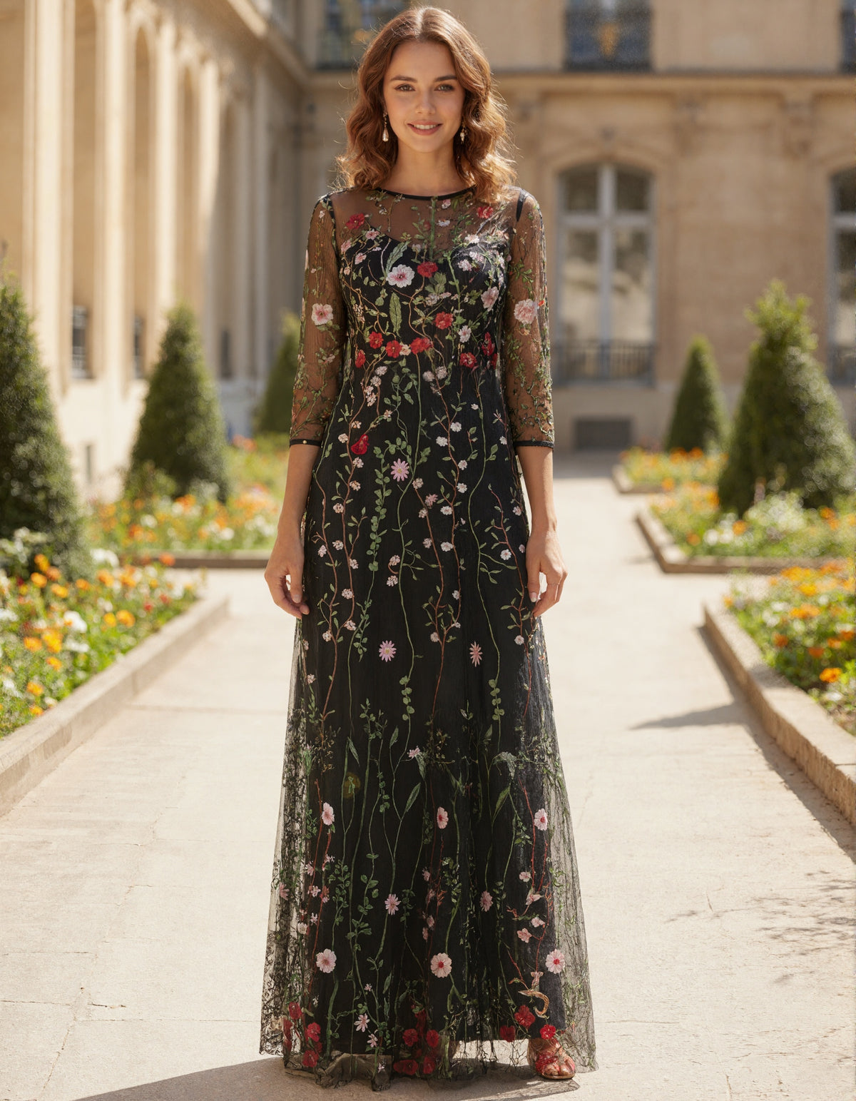 Robe longue noire en tulle à manches trois-quarts brodée de fleurs sauvages multicolores