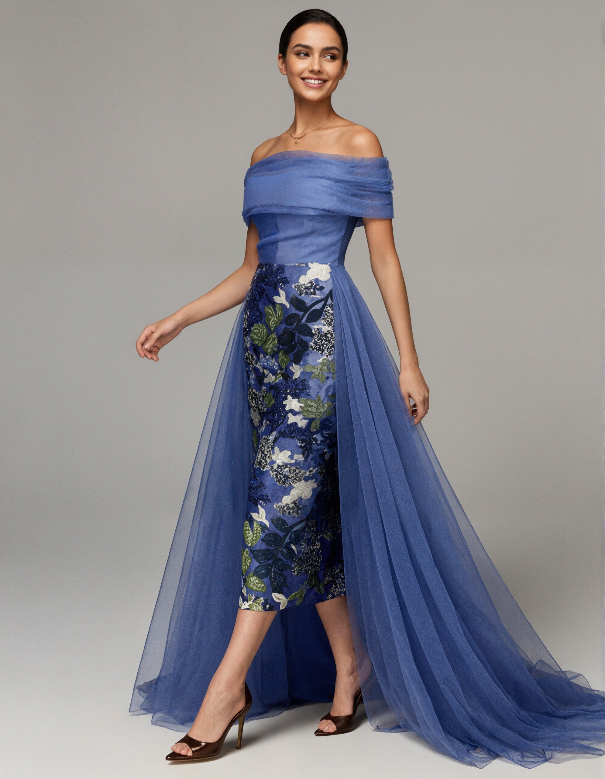 Rochie maxi albastru cu umerii goi, tulle plisat și broderie florală