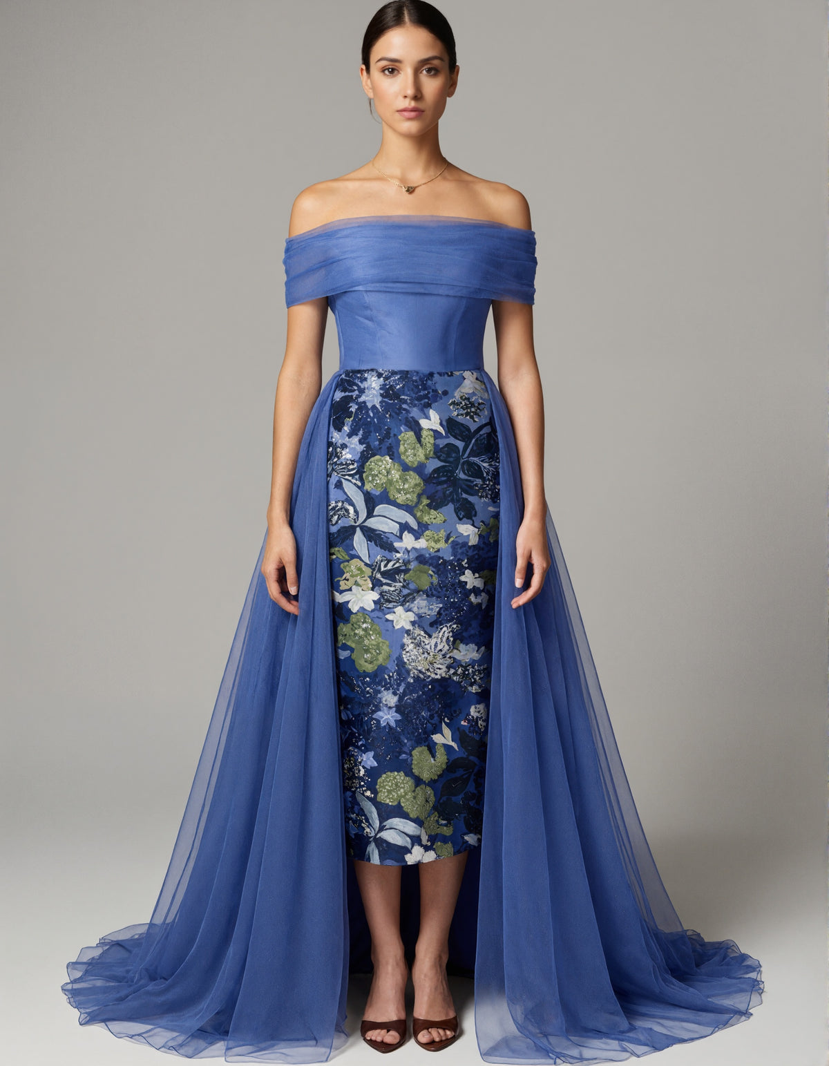 Rochie maxi albastru cu umerii goi, tulle plisat și broderie florală