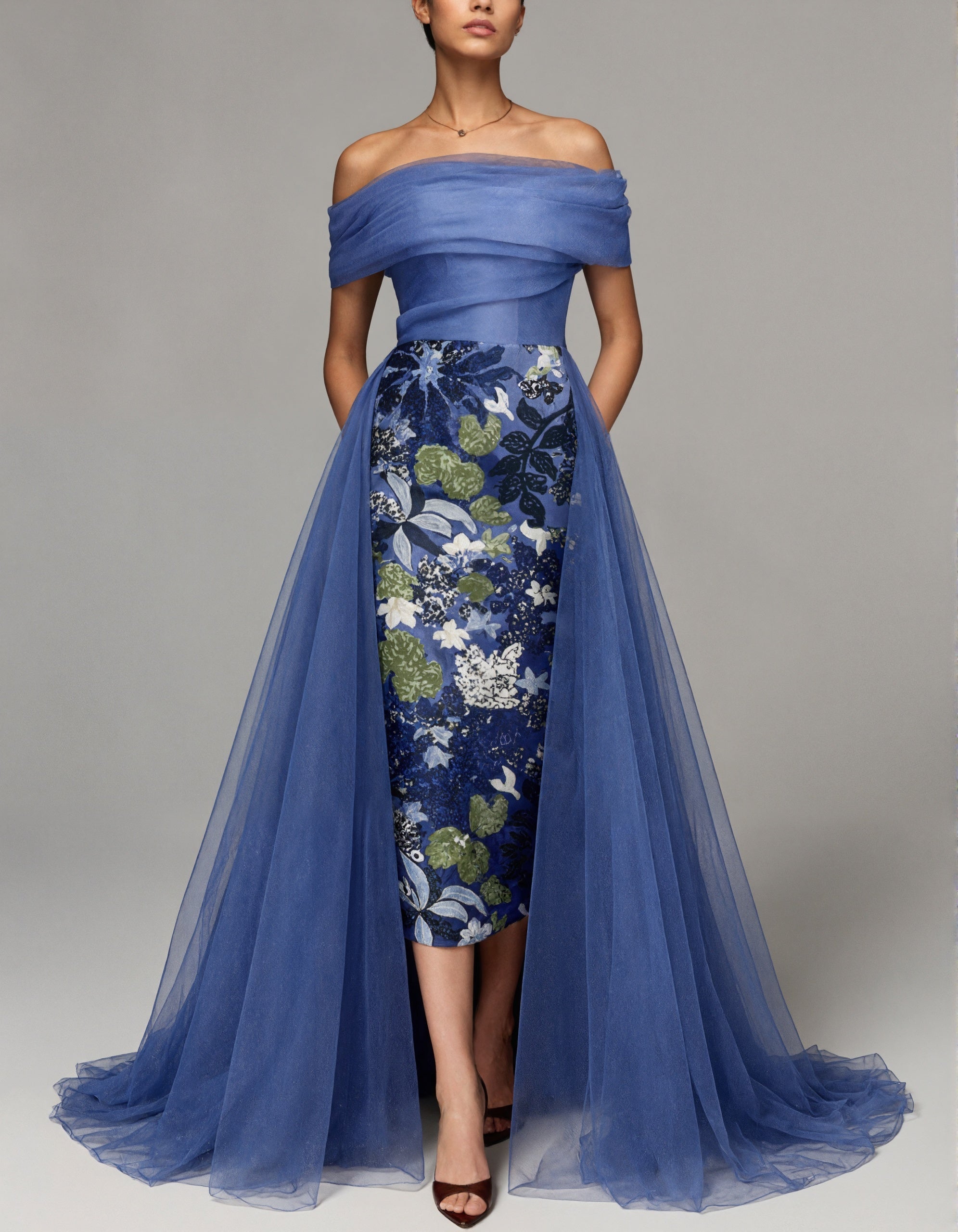 Rochie maxi albastru cu umerii goi, tulle plisat și broderie florală
