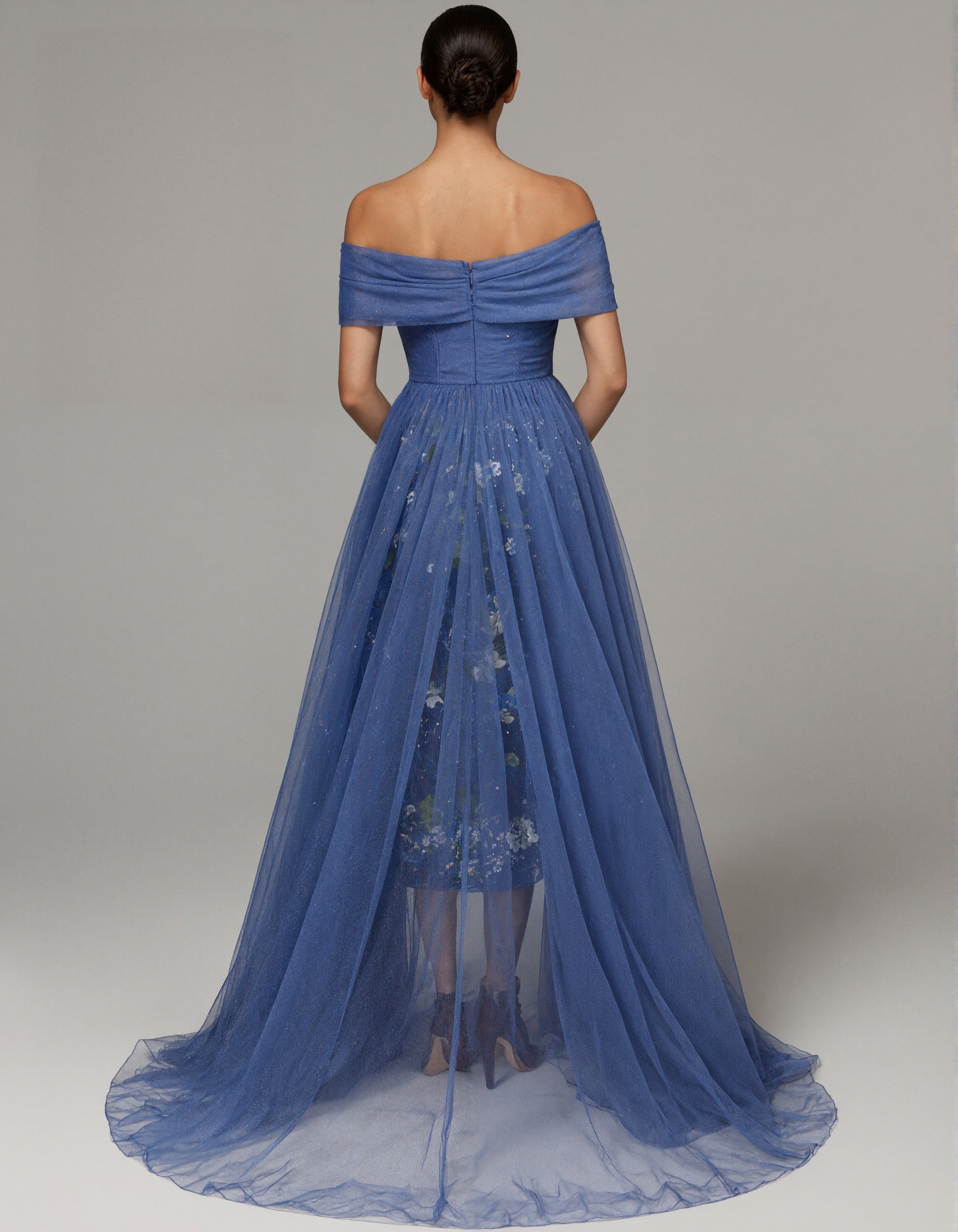 Rochie maxi albastru cu umerii goi, tulle plisat și broderie florală