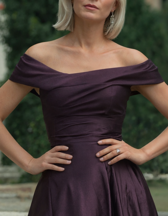 Dunkellila Satin-Maxikleid im A-Linien-Stil mit schulterfreiem Ausschnitt