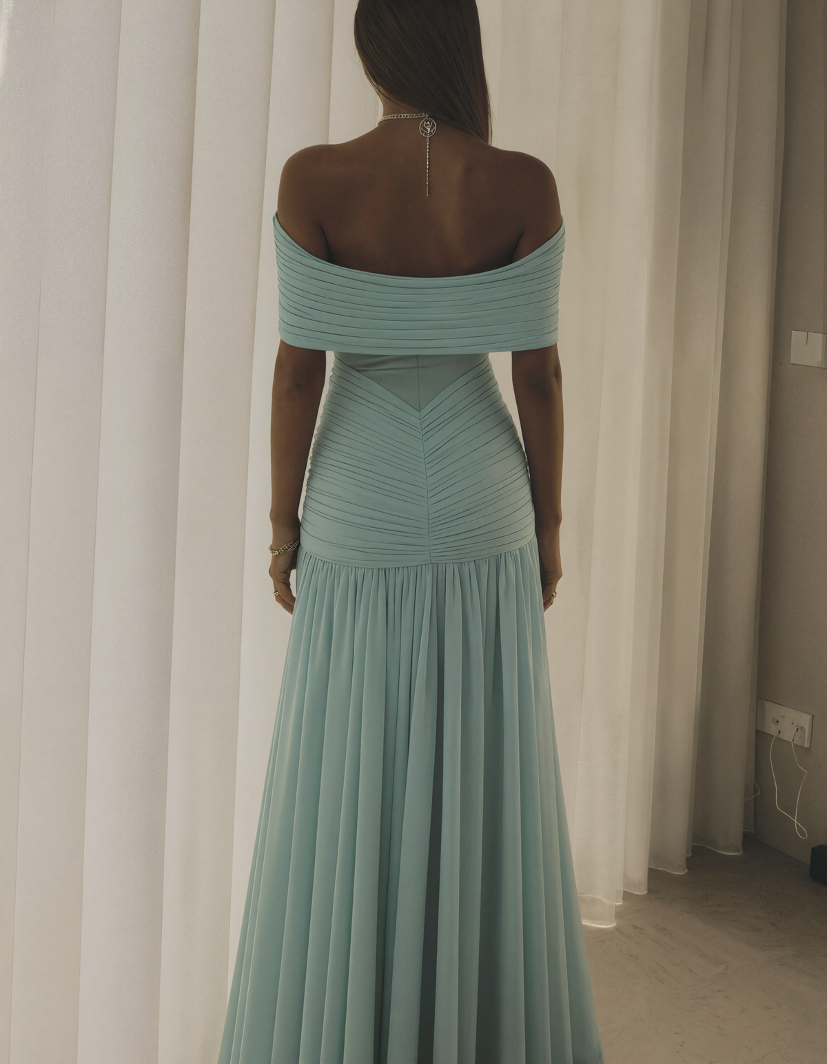 Minzgrünes schulterfreies Maxikleid aus plissiertem Chiffon mit A-Linie