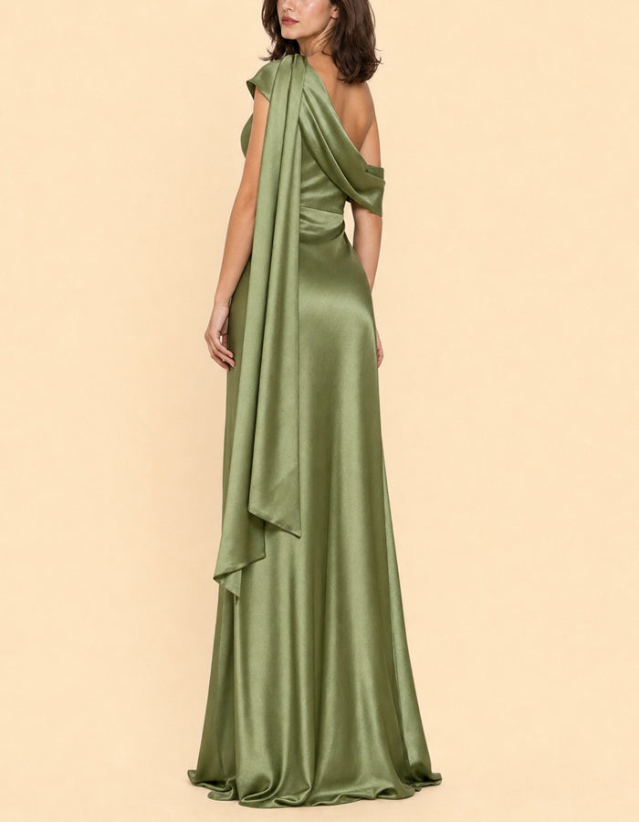 Maxikleid aus salbeigrünem Satin mit Schulter