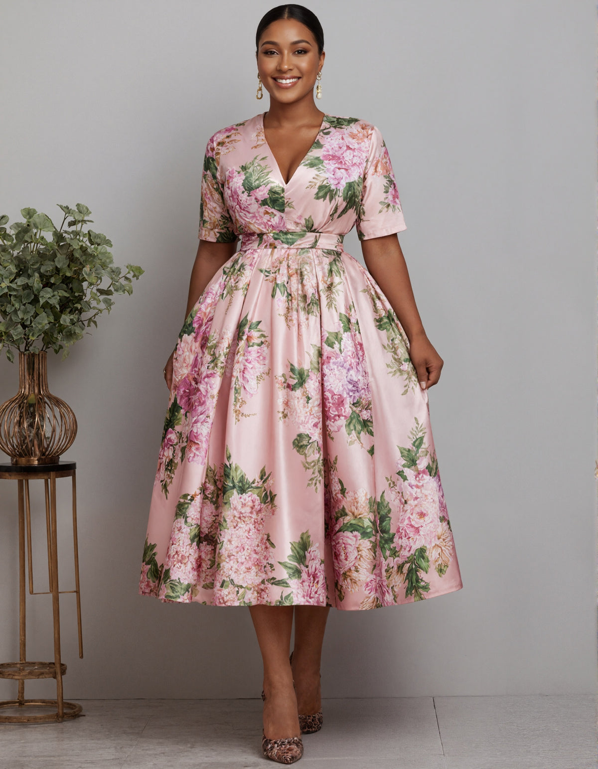 Midikleid aus rosa Satin mit V-Ausschnitt und Blumenmuster