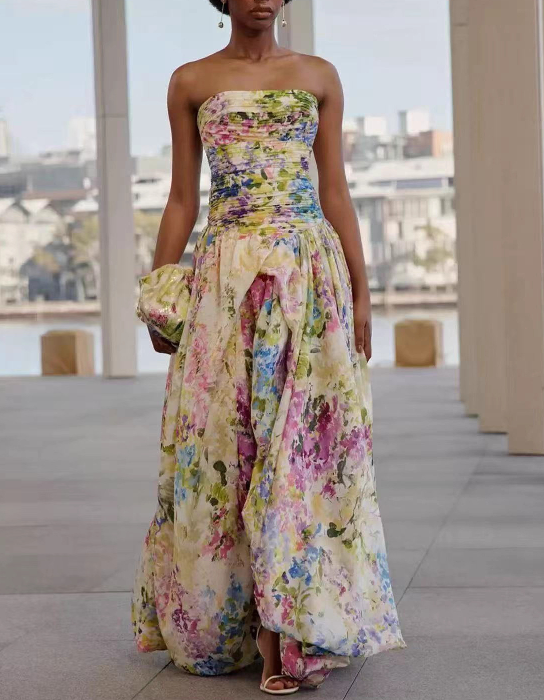 Trägerloses Maxikleid aus Satin mit Aquarell-Blumenmuster, gerafft und mit Schlitz