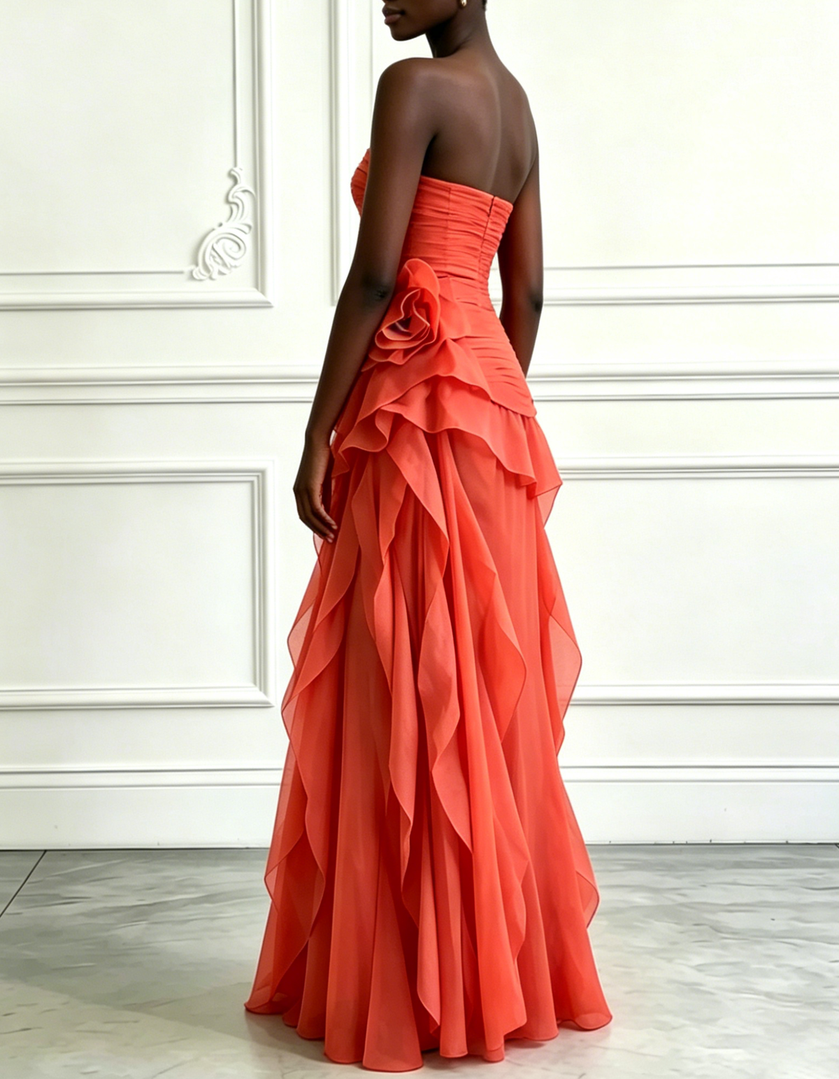Oranges trägerloses Maxikleid aus gerafftem Chiffon mit Rüschen und Blumenmuster