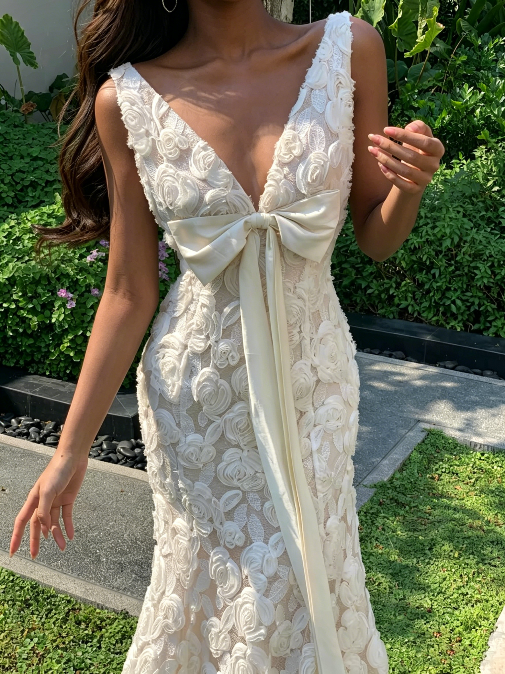 Vestido Maxi Sereia Branco em Cetim com Decote em V, Renda Floral e Laço