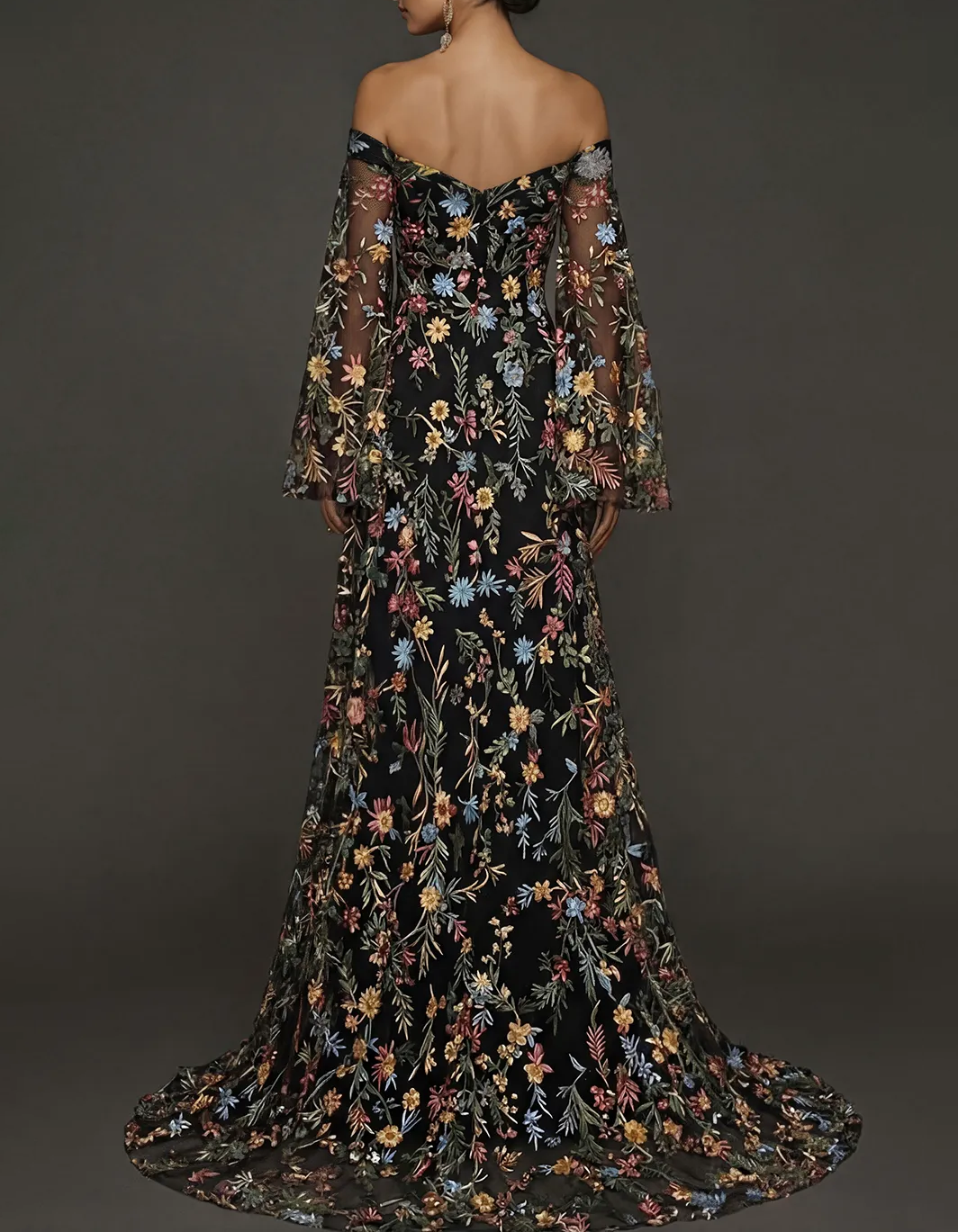 Schulterfreies Maxikleid mit Glockenärmeln, floraler Spitzenstickerei und Tüll-Schleppe