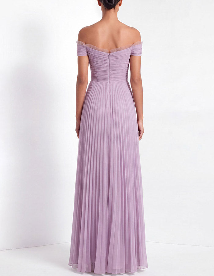 Abito lungo in chiffon lavanda con spalle scoperte, arricciato e plissettato