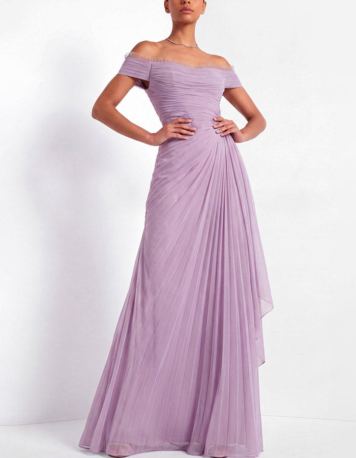 Abito lungo in chiffon lavanda con spalle scoperte, arricciato e plissettato