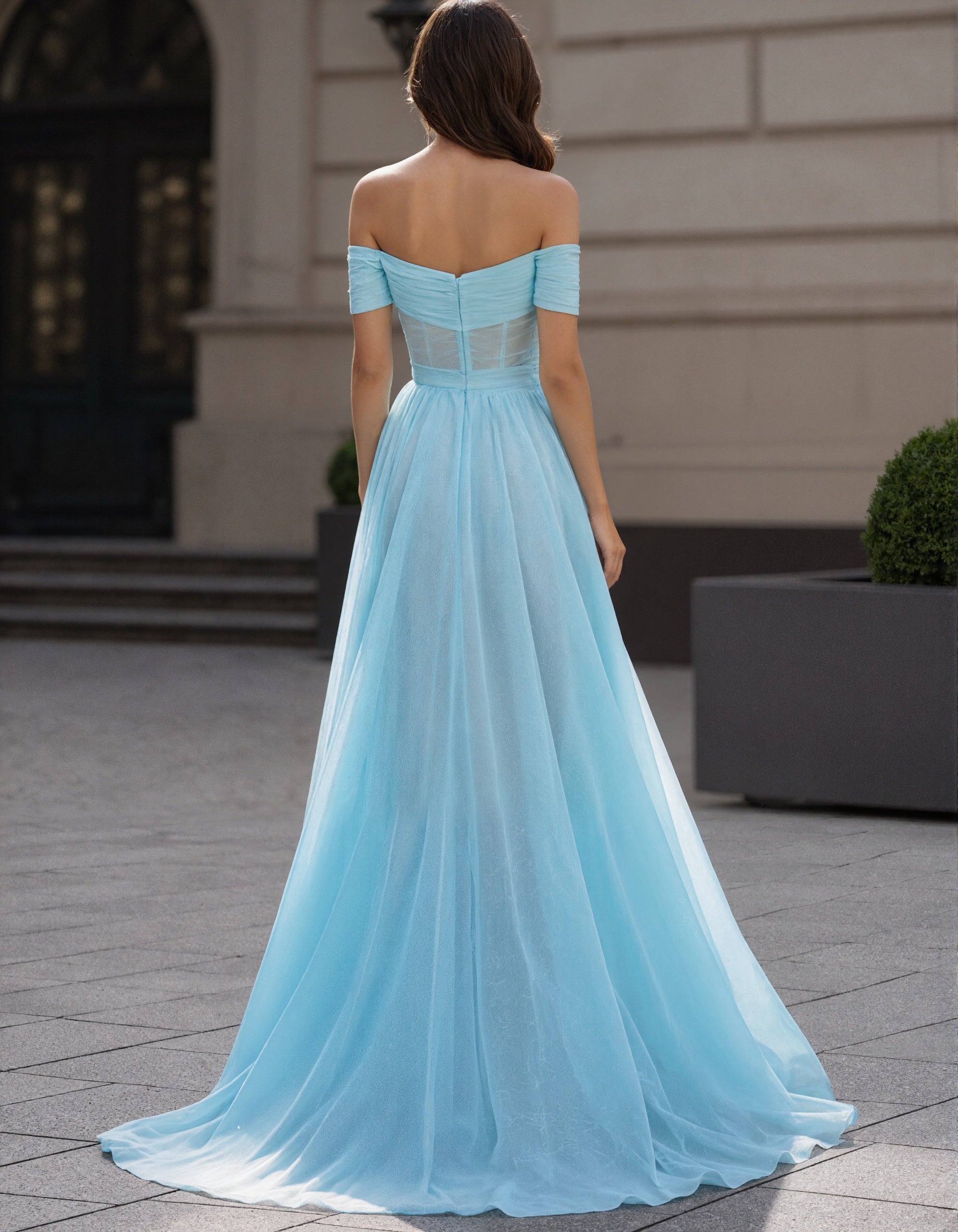Rochie maxi albastru deschis din chiffon, cu umerii goi