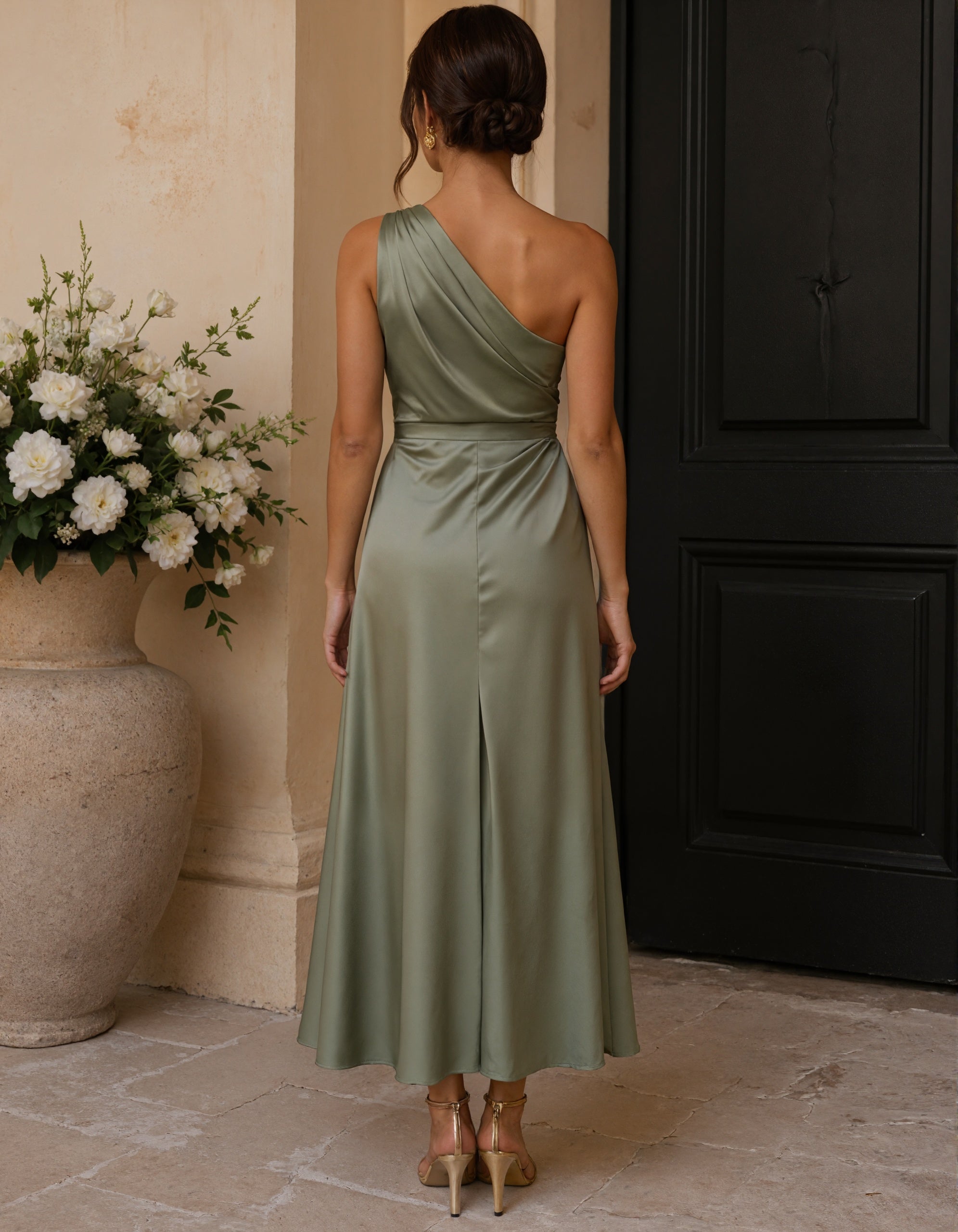 Rochie midi verde măsliniu din satin, cu un umăr și slit înalt