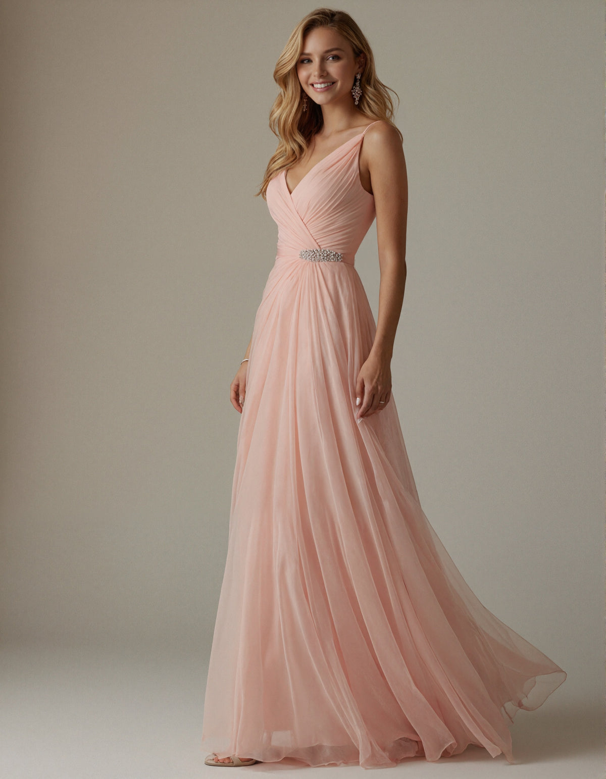Rochie maxi roz din chiffon cu mai multe straturi și bretele subțiri