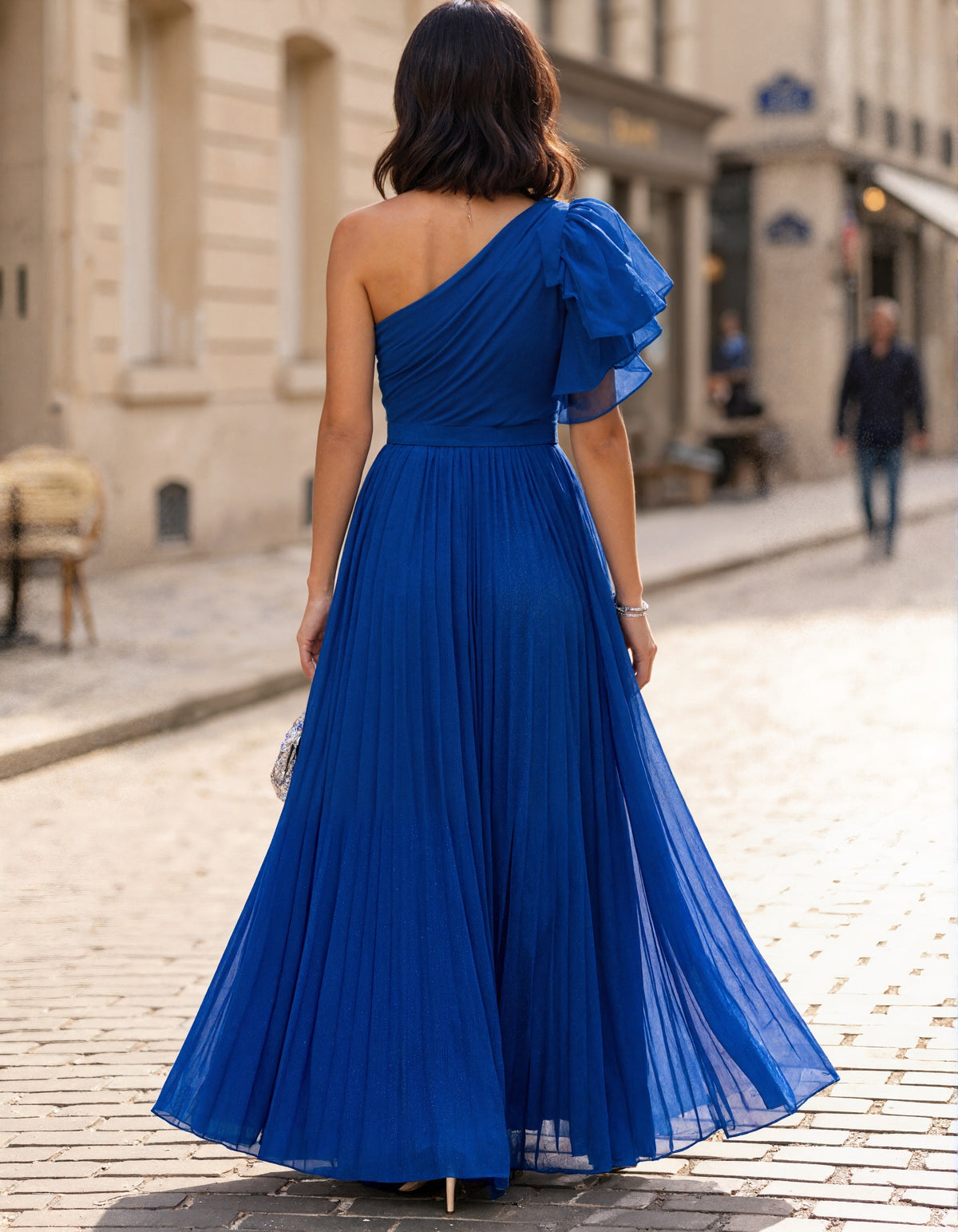 Abito lungo plissettato in chiffon blu reale con una spalla e volant