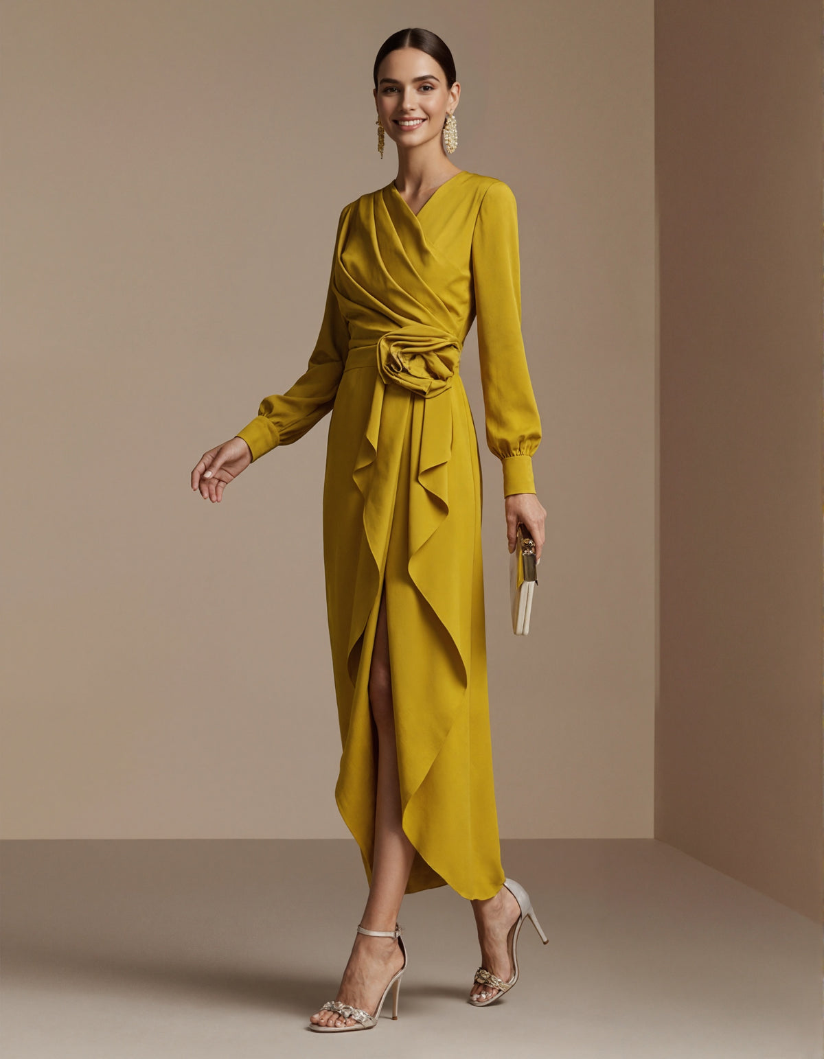 Abito lungo giallo senape con scollo a V e fiori 3D